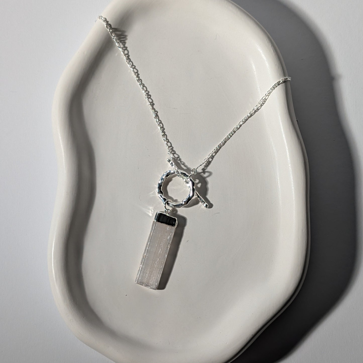 Roher Selenit-Barren an 80cm Silberkette mit Toggle-Verschluss, energetisch aufgeladen