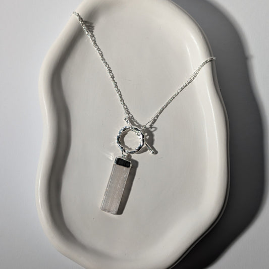 Roher Selenit-Barren an 80cm Silberkette mit Toggle-Verschluss, energetisch aufgeladen