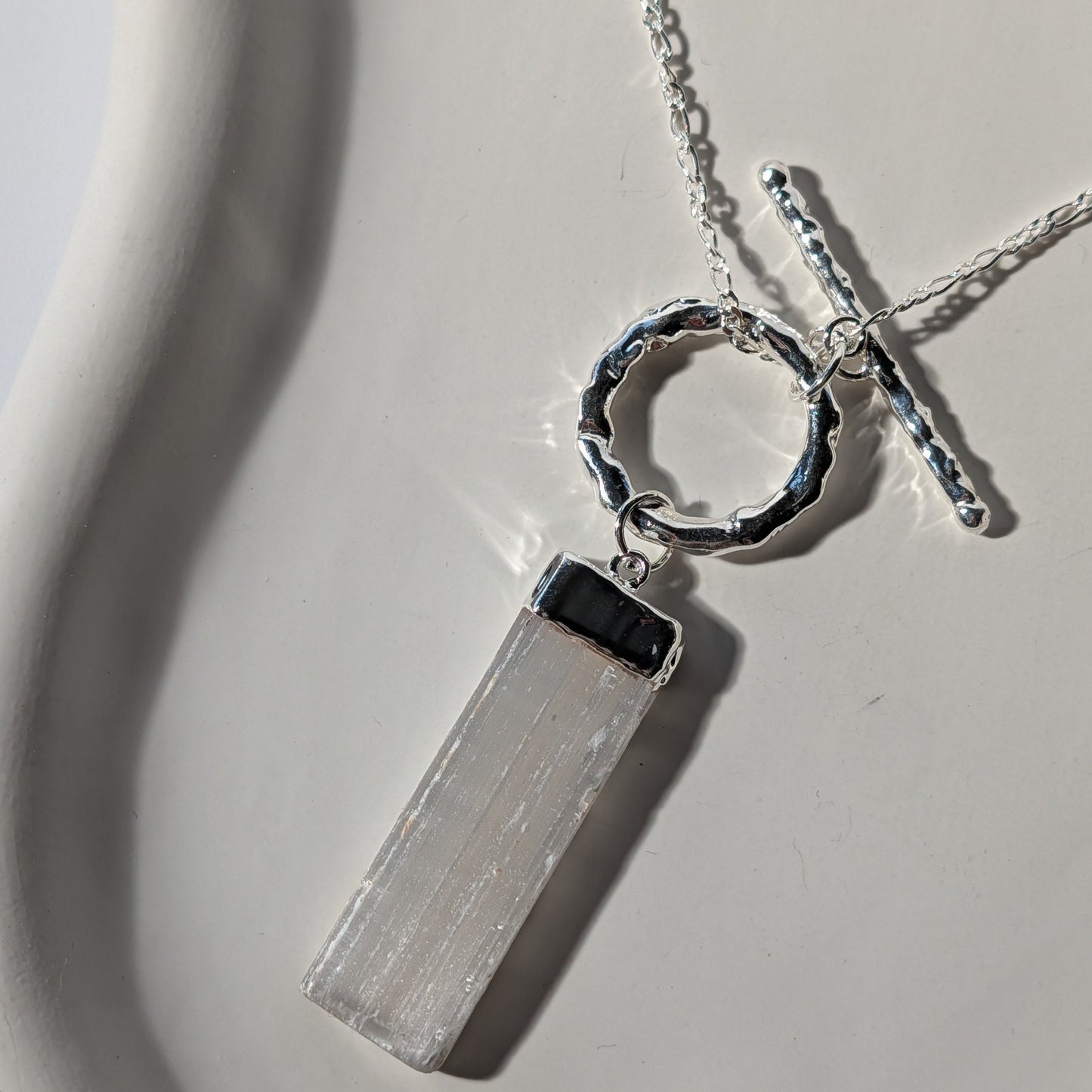 Roher Selenit-Barren an 80cm Silberkette mit Toggle-Verschluss, energetisch aufgeladen