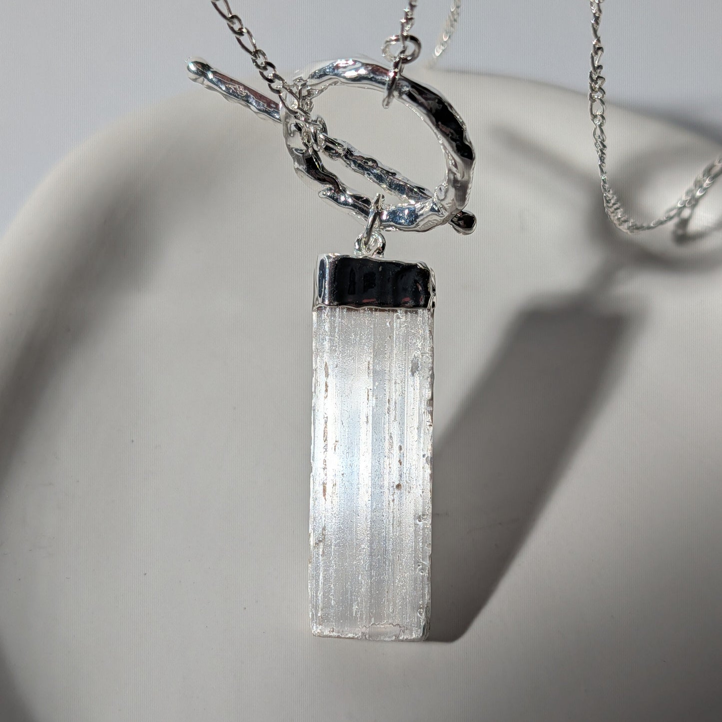Roher Selenit-Barren an 80cm Silberkette mit Toggle-Verschluss, energetisch aufgeladen