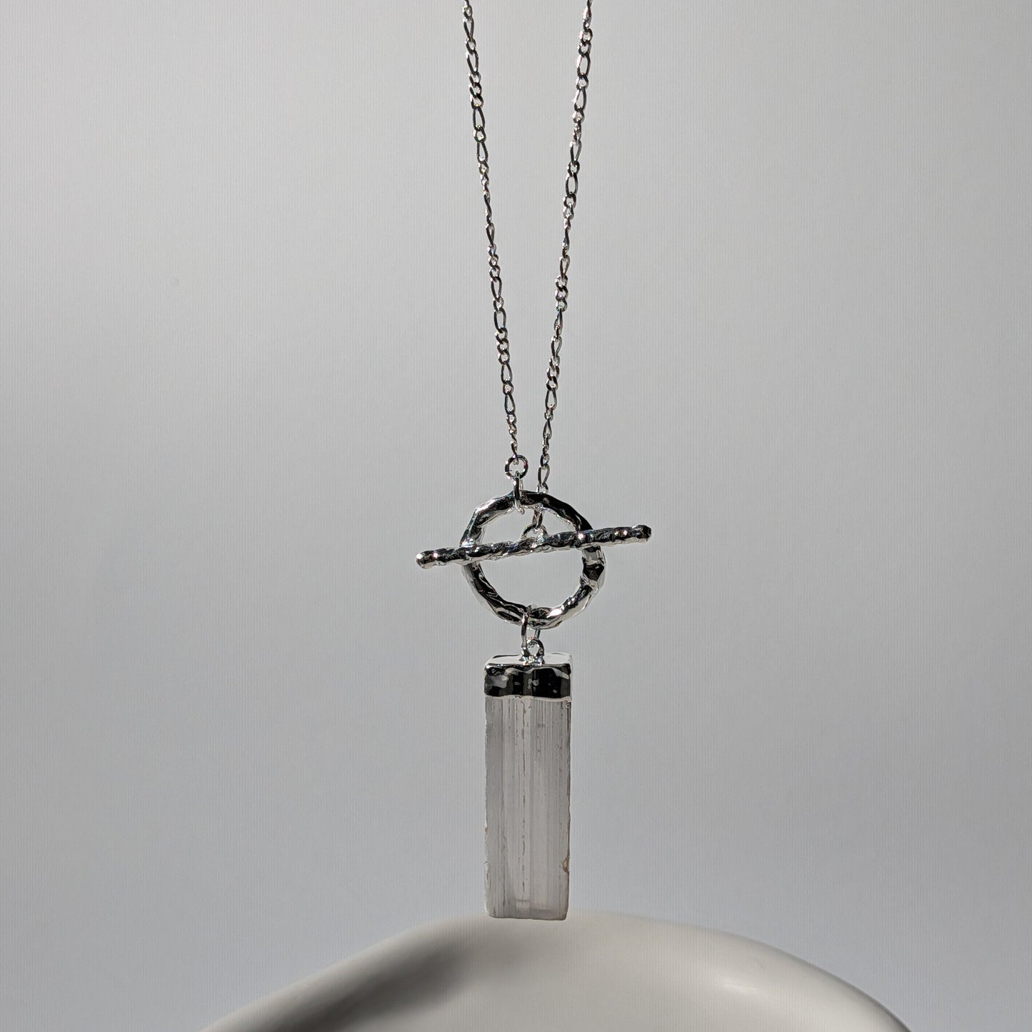 Roher Selenit-Barren an 80cm Silberkette mit Toggle-Verschluss, energetisch aufgeladen