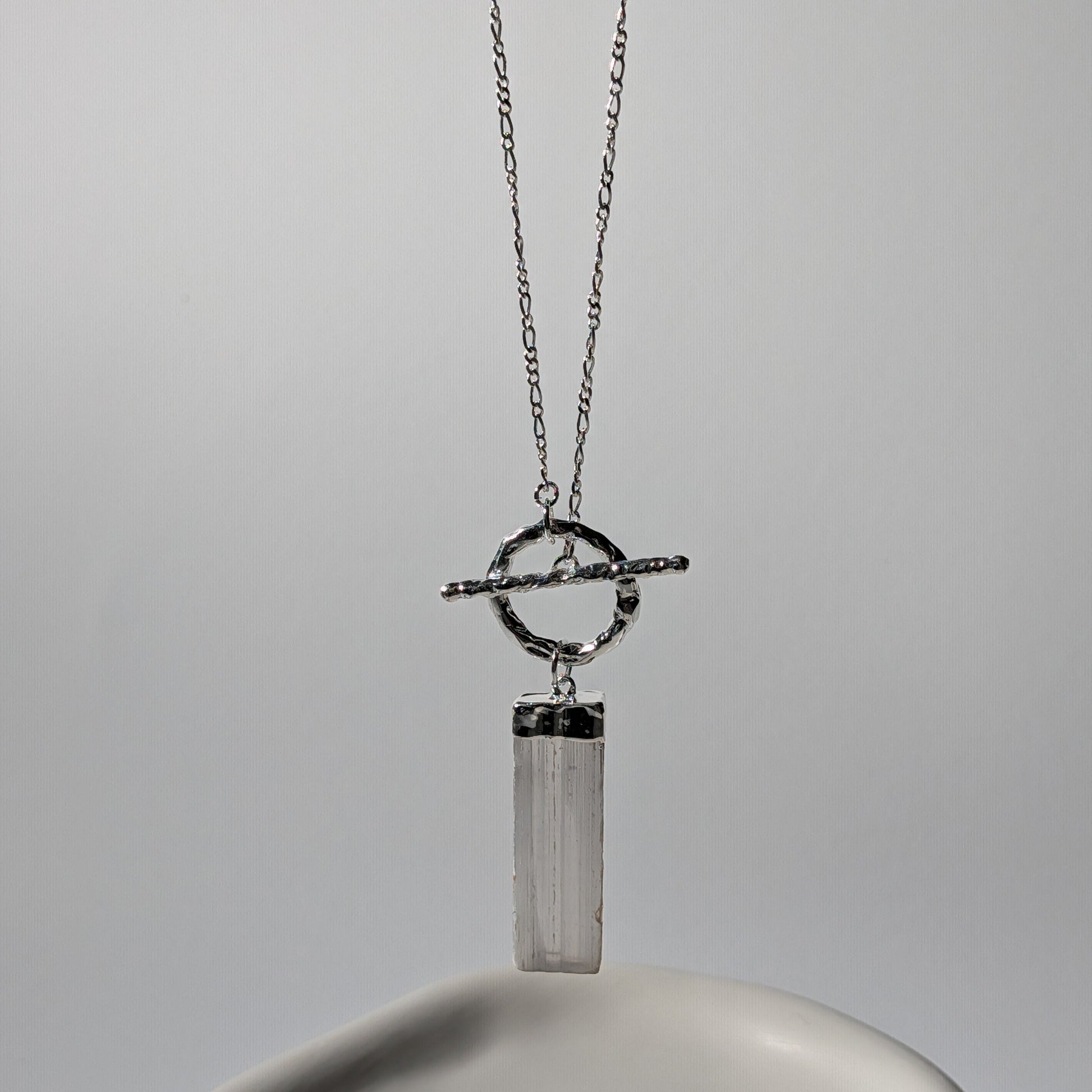 Roher Selenit-Barren an 80cm Silberkette mit Toggle-Verschluss, energetisch aufgeladen