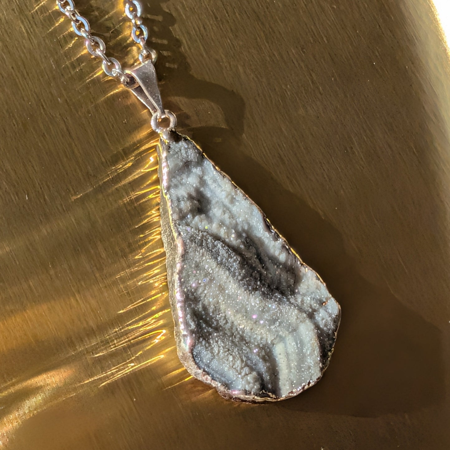 Roher, kristallisierter Chalcedon Tropfen (Unikat) als Kettenanhänger an 60cm Kette, energetisch aufgeladen