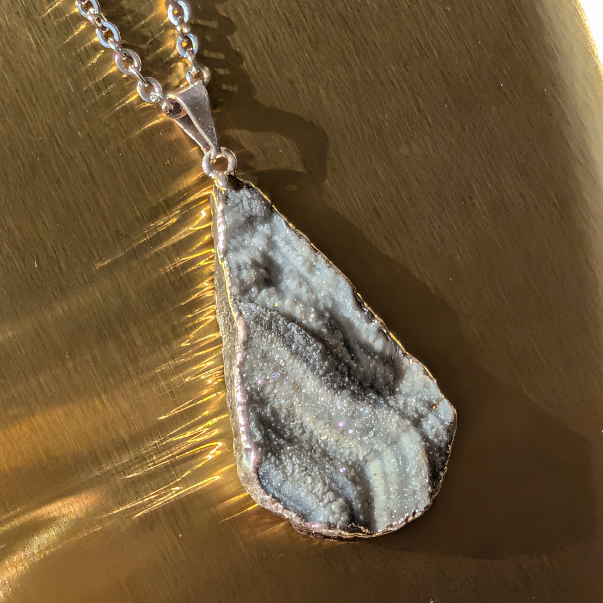 Roher, kristallisierter Chalcedon Tropfen (Unikat) als Kettenanhänger an 60cm Kette, energetisch aufgeladen