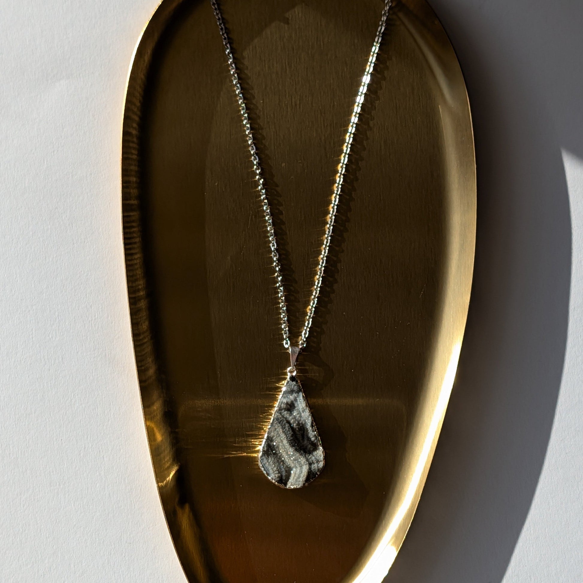 Roher, kristallisierter Chalcedon Tropfen (Unikat) als Kettenanhänger an 60cm Kette, energetisch aufgeladen