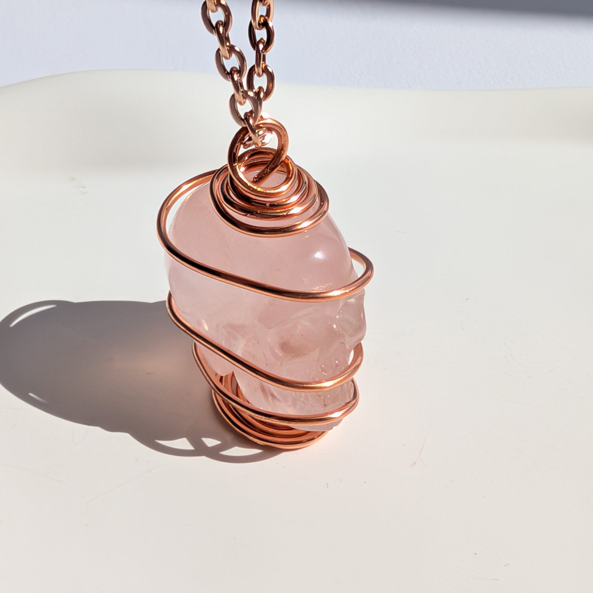 Rosenquarz Schädel Halskette | Kupfer | Handarbeit