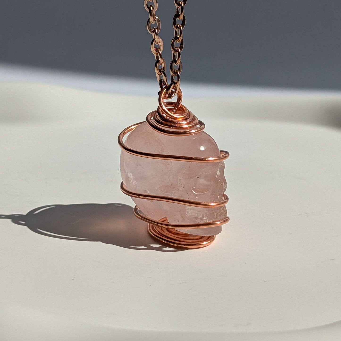 Rosenquarz Schädel Halskette | Kupfer | Handarbeit