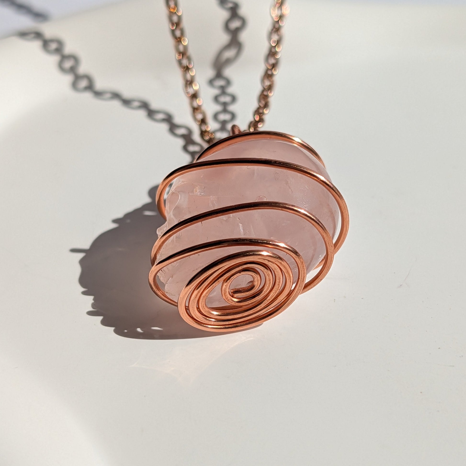 Rosenquarz Schädel Halskette | Kupfer | Handarbeit