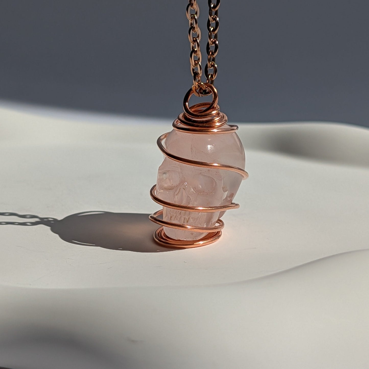 Rosenquarz Schädel Halskette | Kupfer | Handarbeit