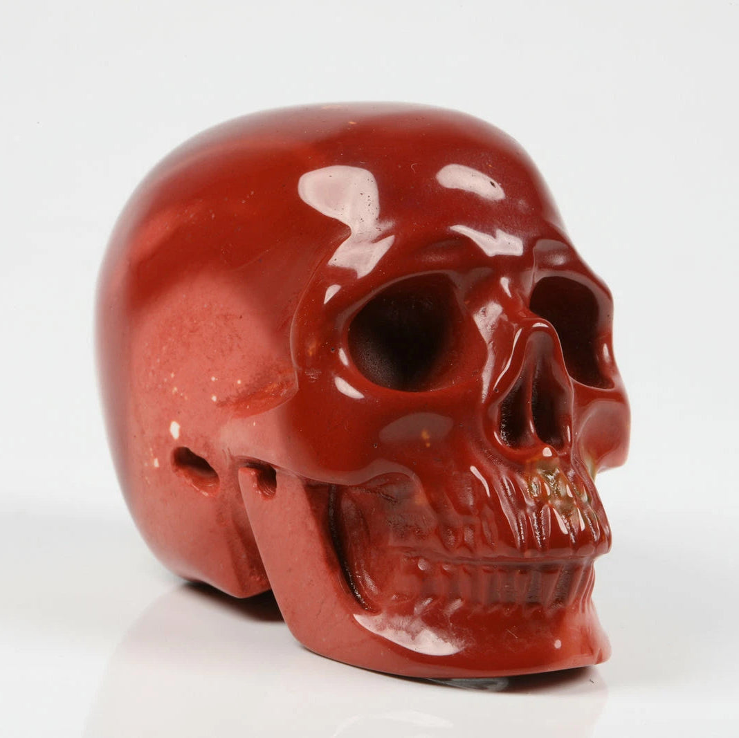 Roter Jaspis Kristallschaedel Glückshueter (80g) als Talisman.