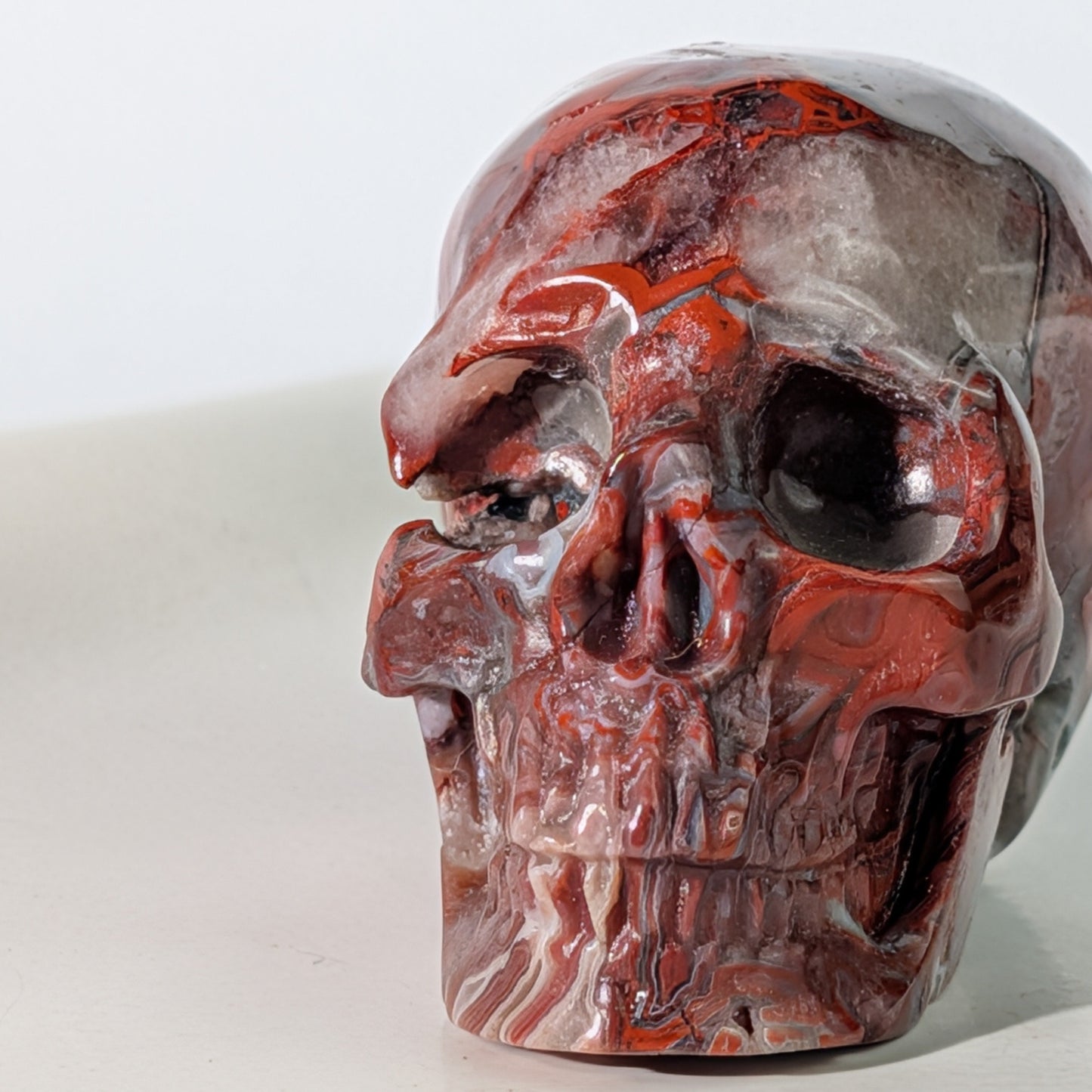 Roter Kristallschädel Leyna Brekzienjaspis 81g gemustert