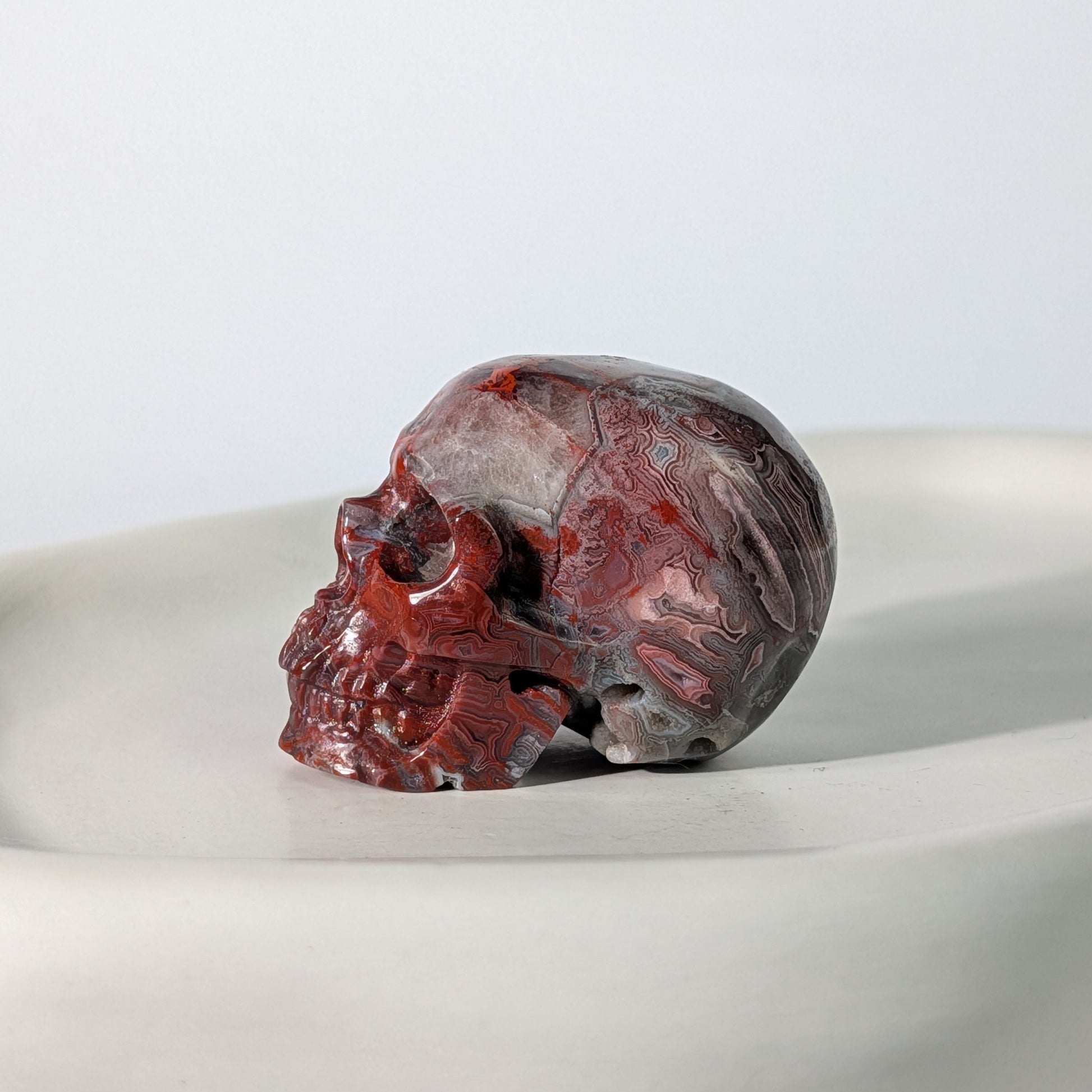 Roter Kristallschädel Leyna Brekzienjaspis 81g gemustert