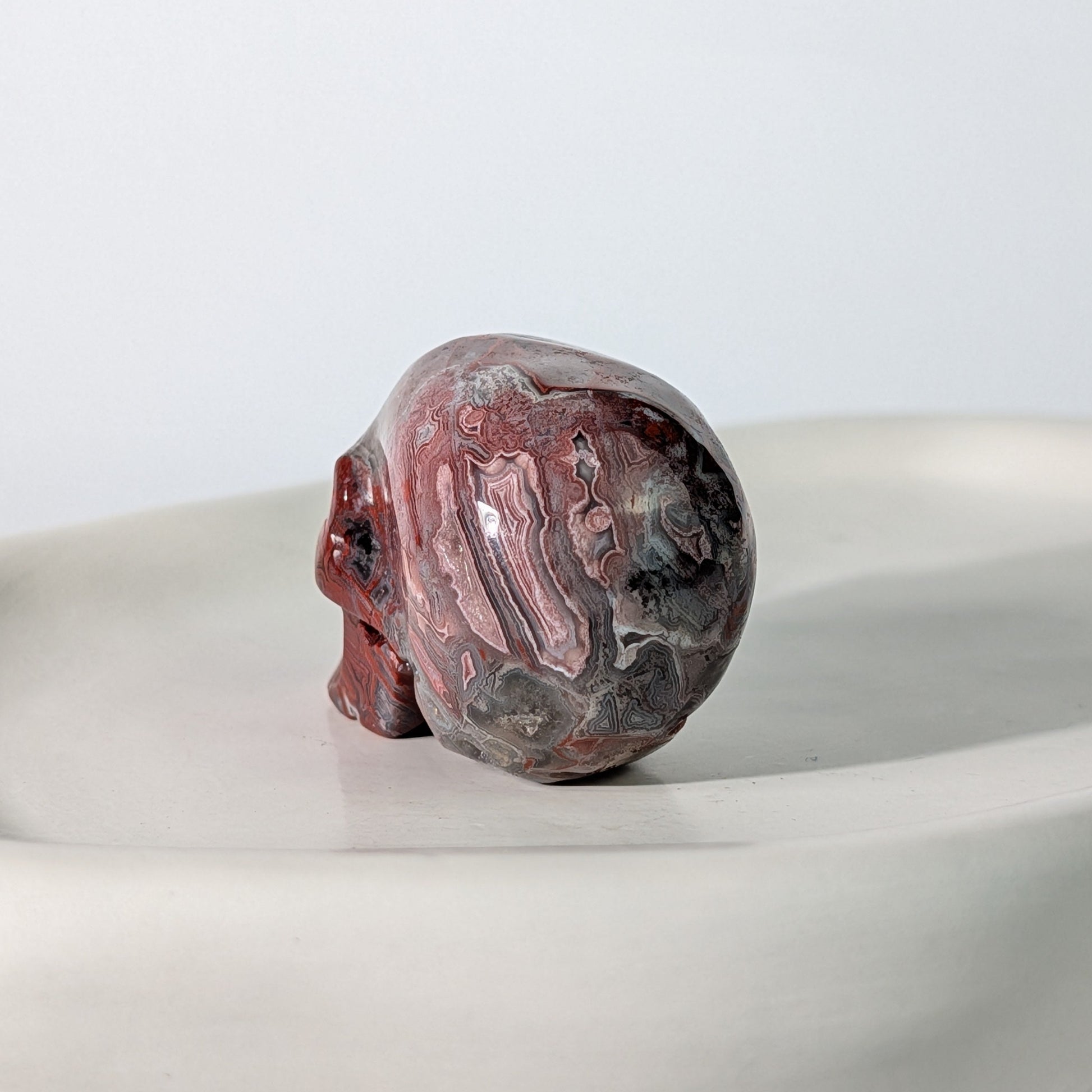 Roter Kristallschädel Leyna Brekzienjaspis 81g gemustert