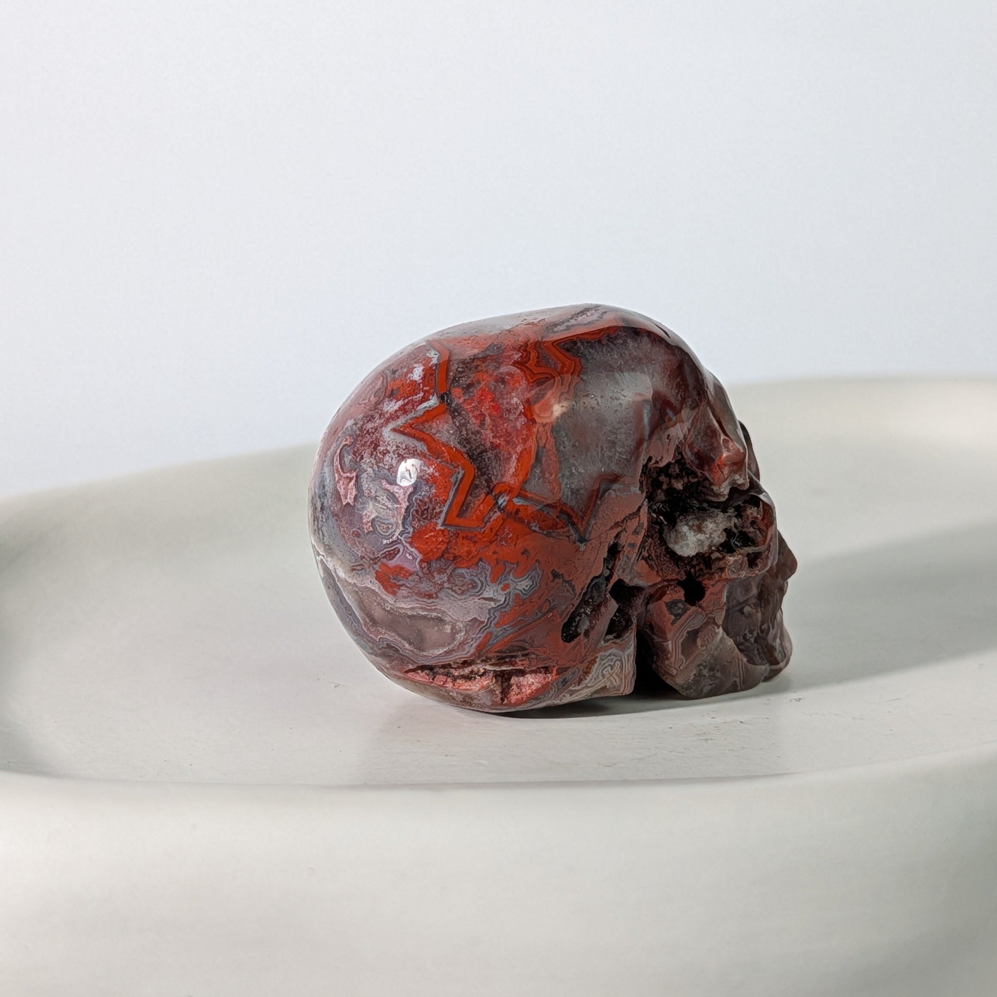 Roter Kristallschädel Leyna Brekzienjaspis 81g gemustert