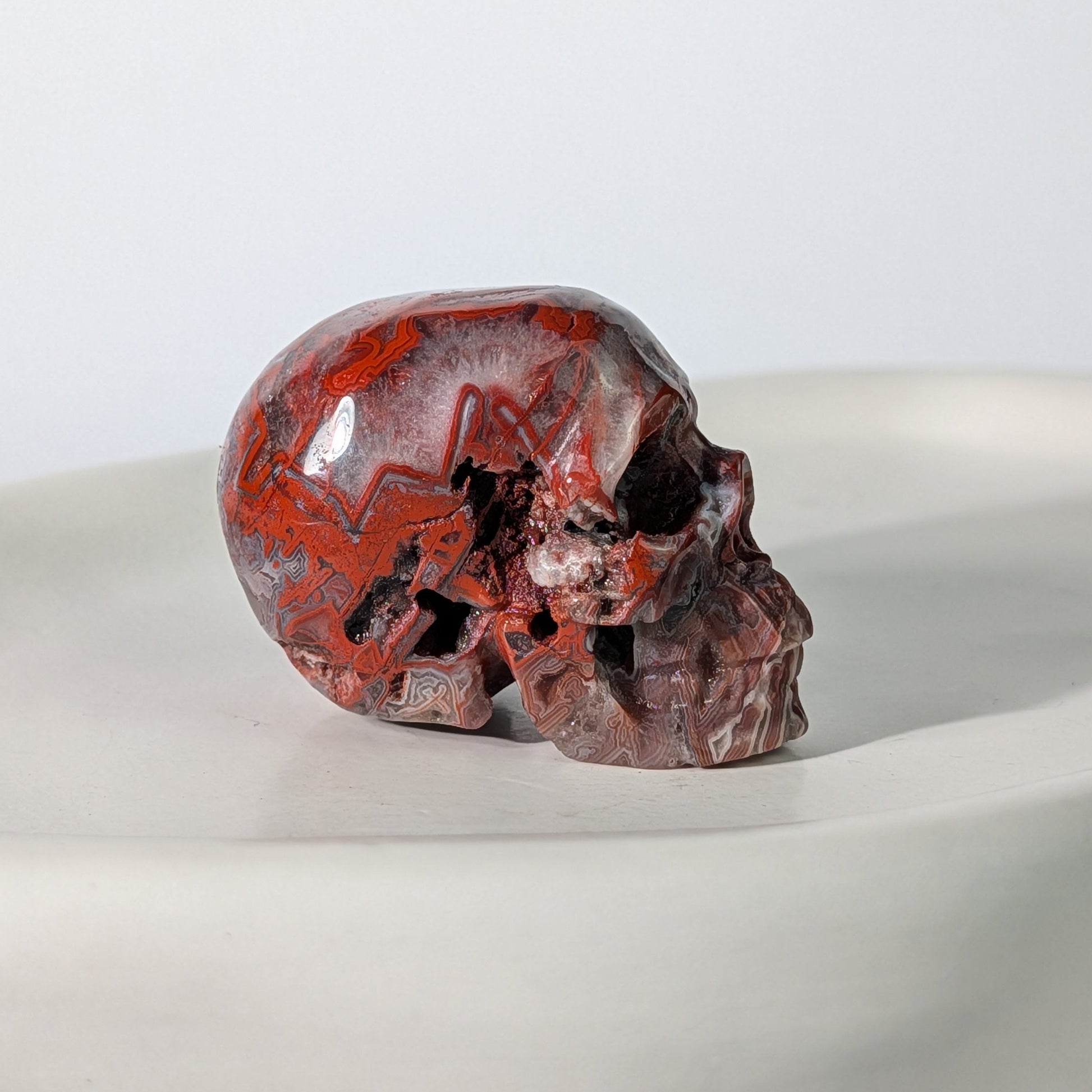 Roter Kristallschädel Leyna Brekzienjaspis 81g gemustert