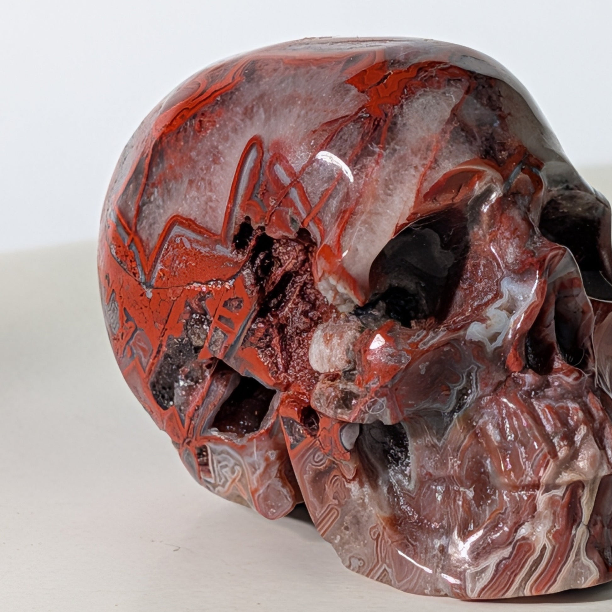 Roter Kristallschädel Leyna Brekzienjaspis 81g gemustert