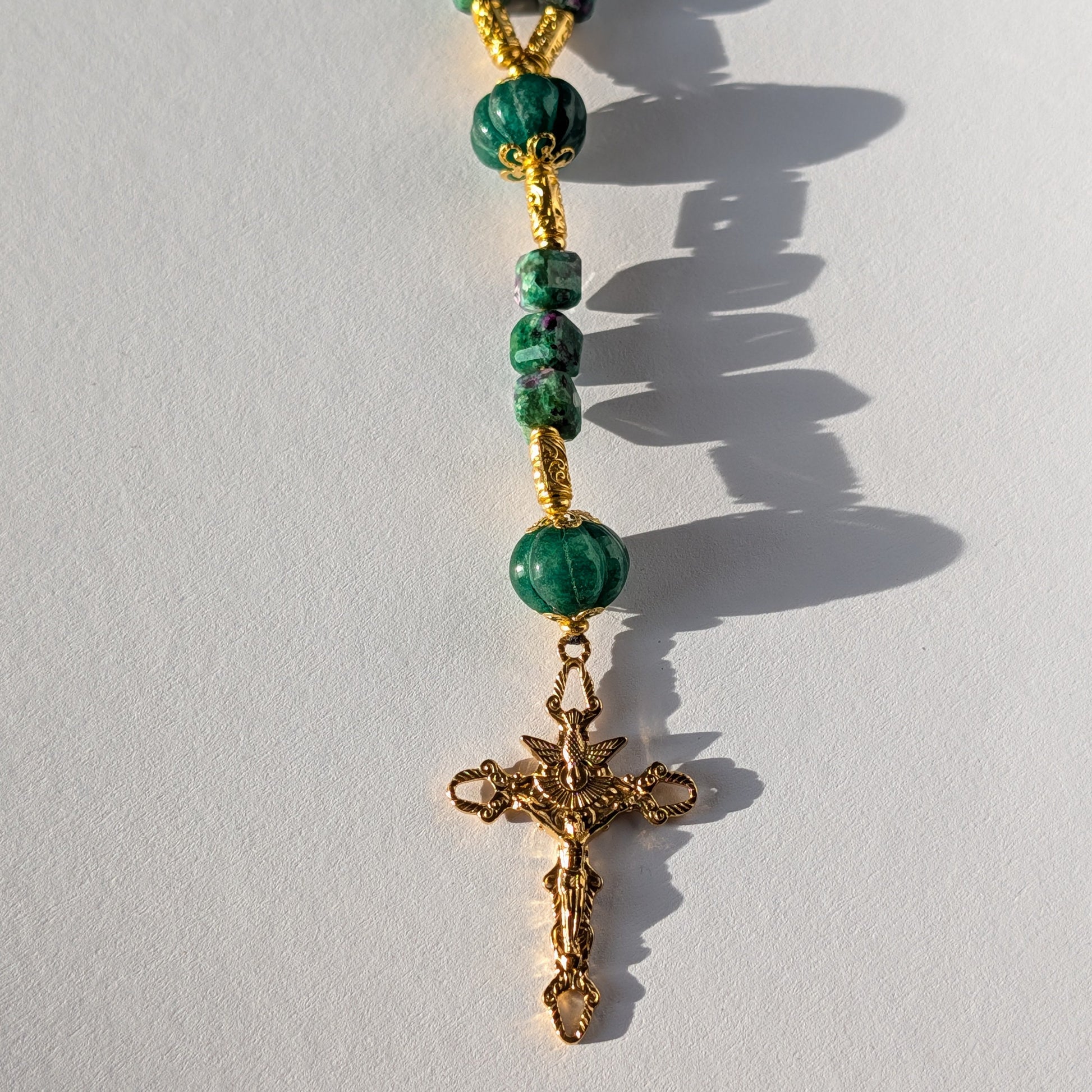 Rubin Zoisit Rosenkranz Smaragd Perlen Katholisch Dreilappiges Kreuz 103g Temple of Desire