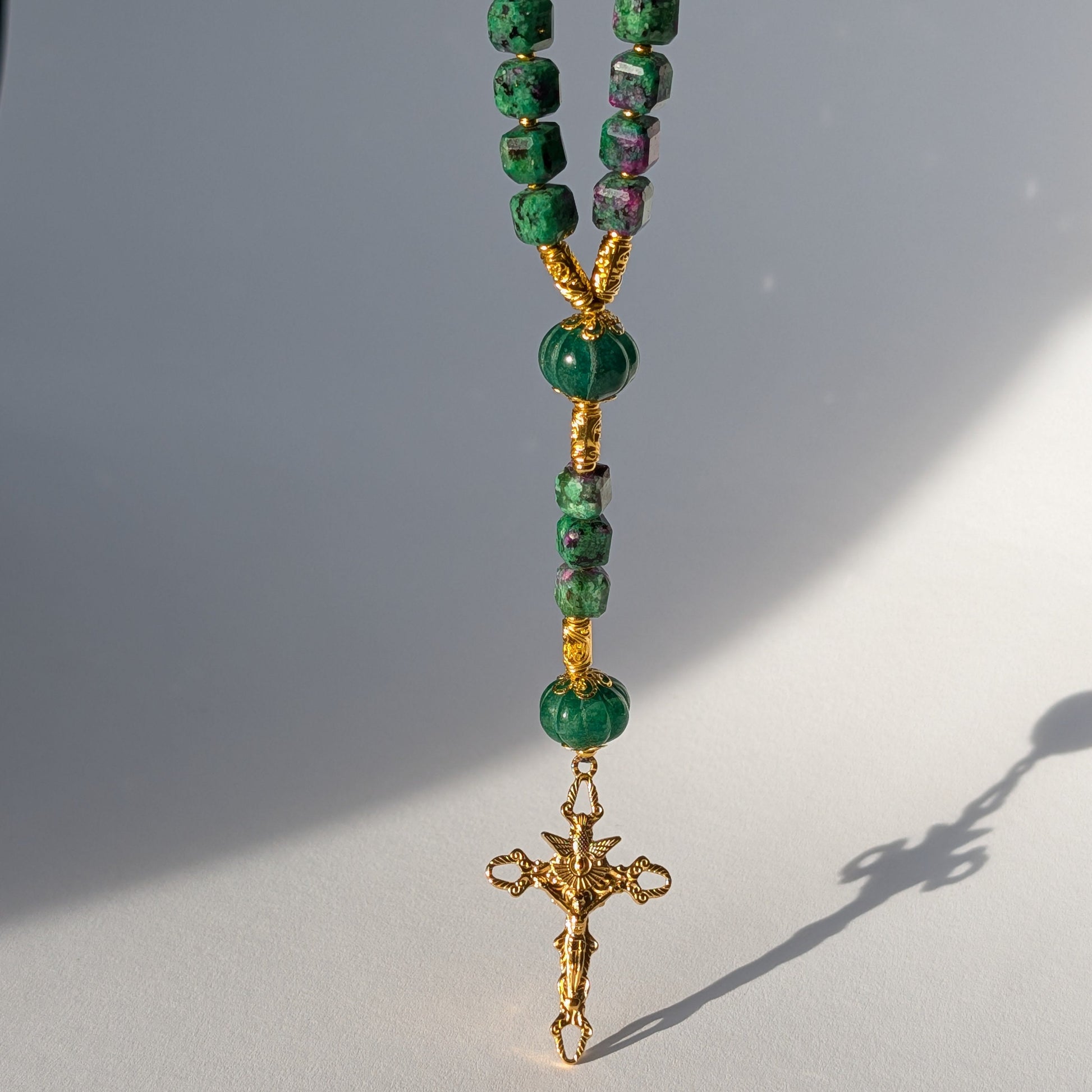 Rubin Zoisit Rosenkranz Smaragd Perlen Katholisch Dreilappiges Kreuz 103g Temple of Desire