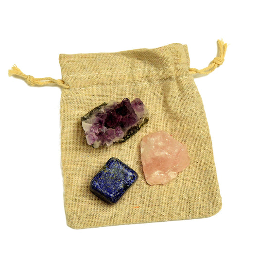 Süßes Schlafkristall-Set mit Rosenquarz, Amethyst und Lapislazuli.