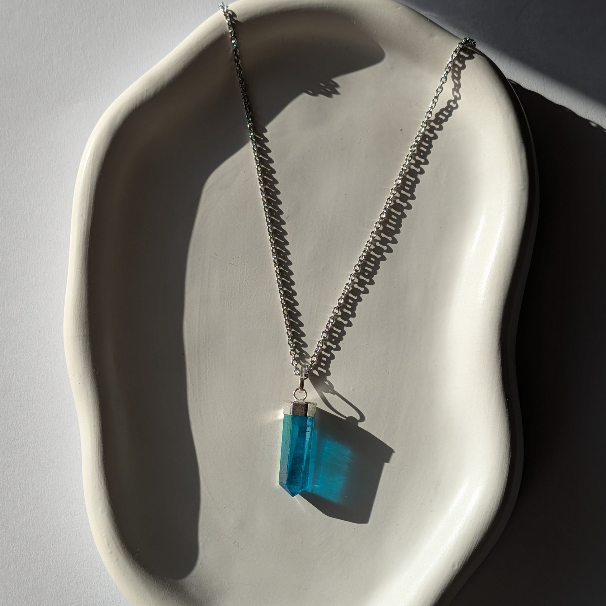 Schimmernde Aqua Aura Blauquarz Spitze (Unikat) als Kettenanhänger an 75cm Kette, energetisch aufgeladen