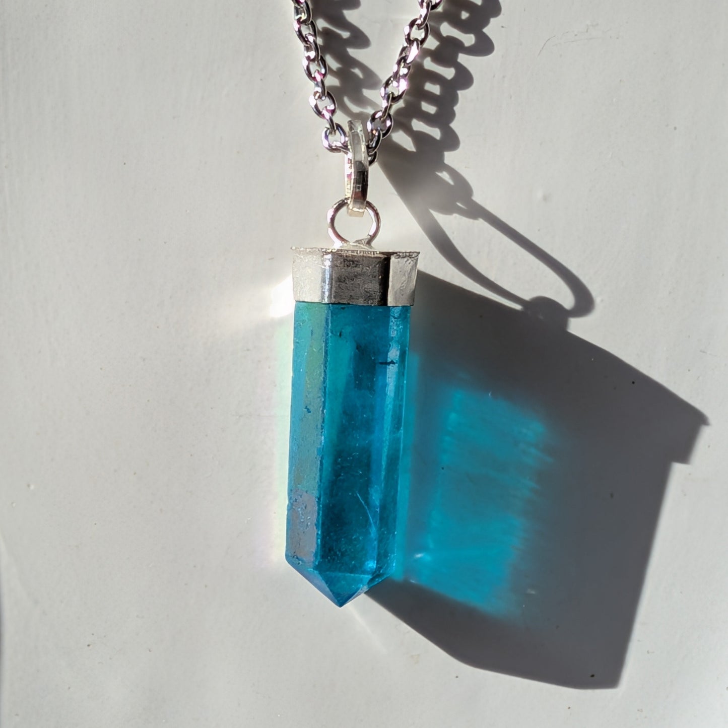 Schimmernde Aqua Aura Blauquarz Spitze (Unikat) als Kettenanhänger an 75cm Kette, energetisch aufgeladen