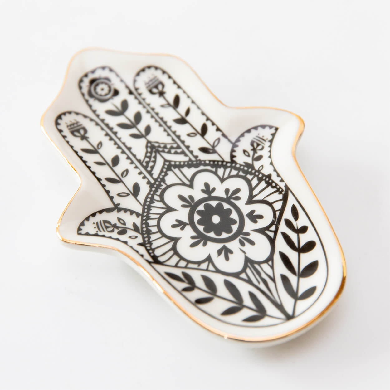 Weiße Hamsa-Hand-Schmuckschale mit abgelegtem Yoga-Schmuck
