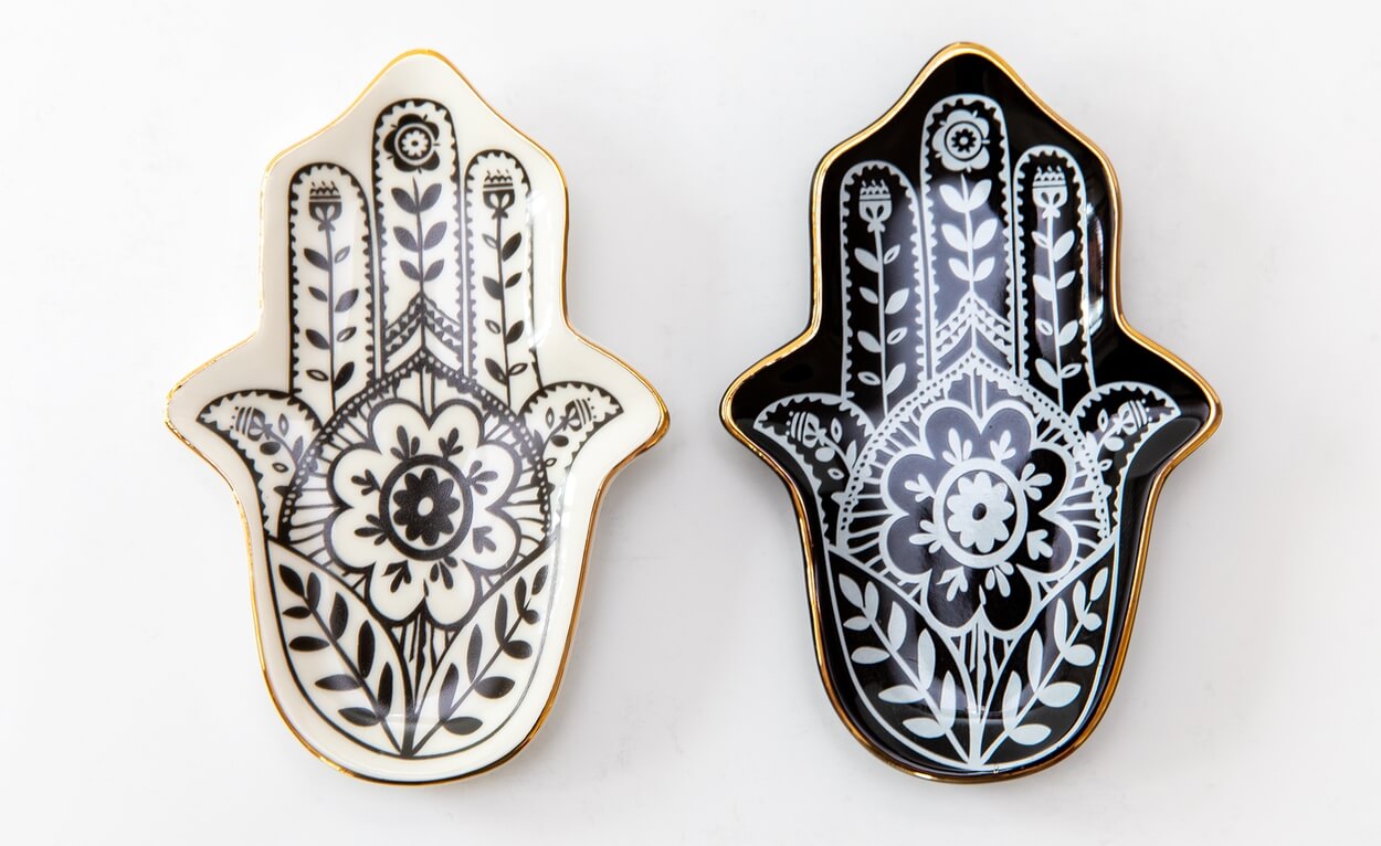 Hamsa-Hand-Schmuckschale in Weiß und Schwarz nebeneinander