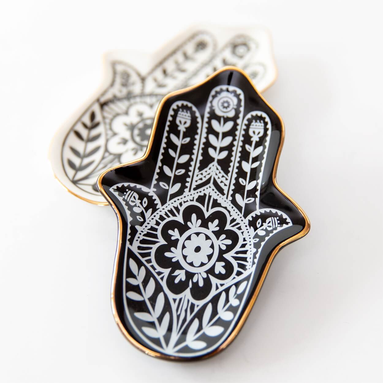 Schmuckschale in Hamsa-Hand-Form von Divasya-Yoga in Weiß und Schwarz mit Goldrand