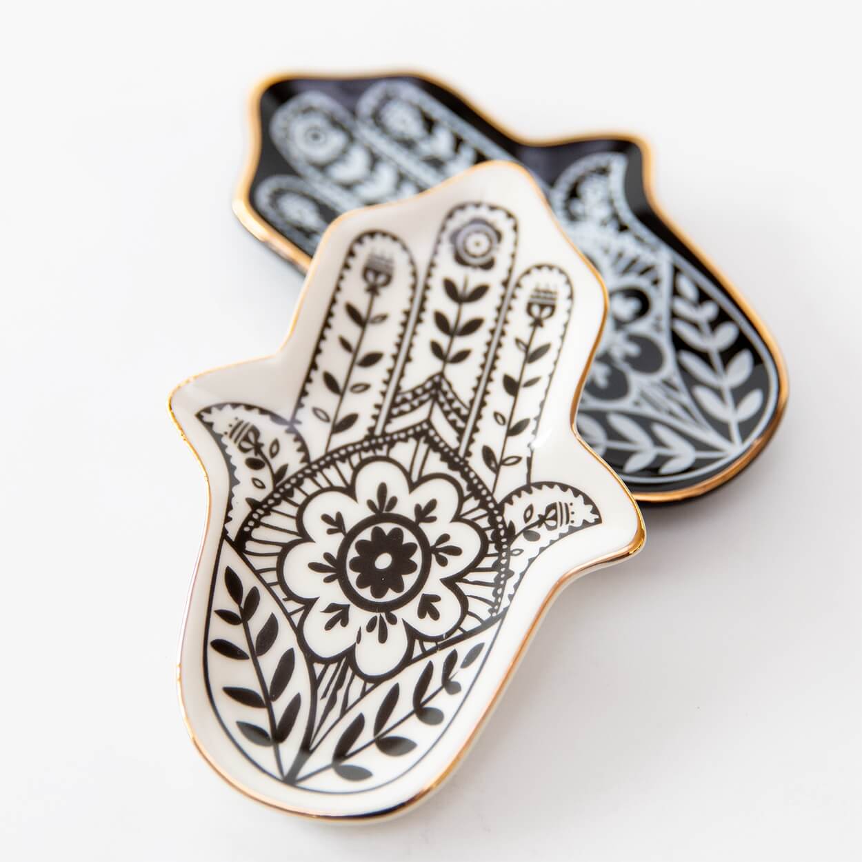 Detailansicht der goldenen Verzierung der Hamsa-Hand-Schale