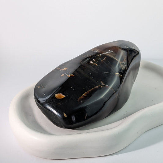 Schwarzer Edelstein Bermuda Dreieck 356g Goldene Einschlüsse Poliert Unikat Temple of Desire