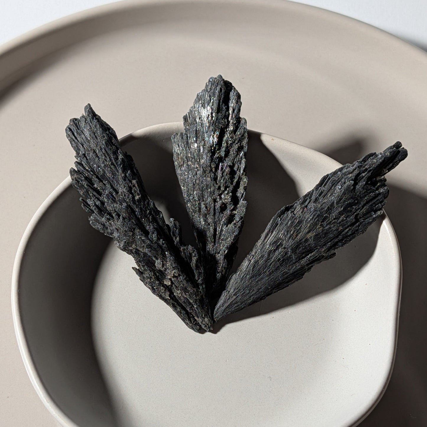 Schwarzer Kyanit Rohstein | Hexenbesen | Schutz & Erdung