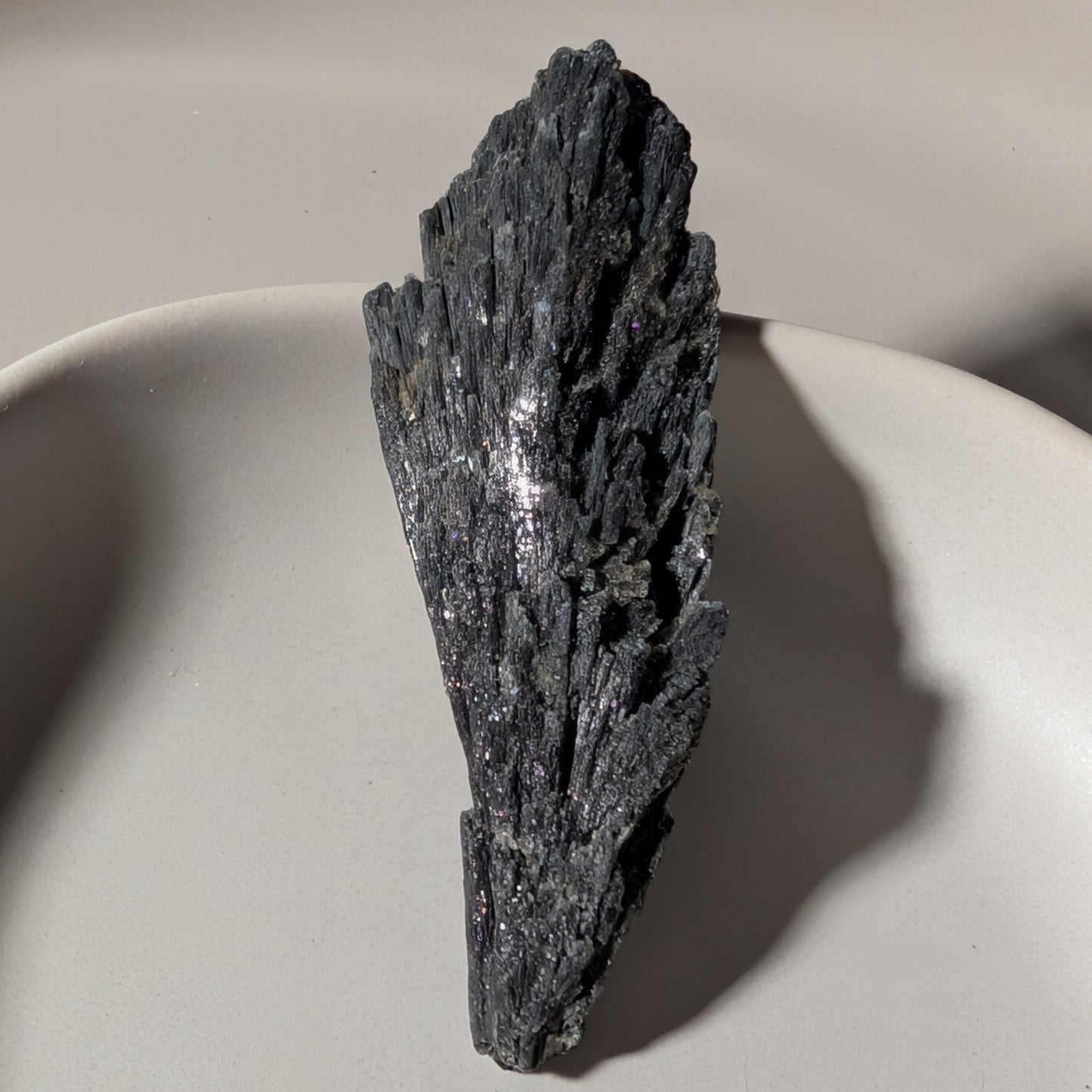 Schwarzer Kyanit Rohstein | Hexenbesen | Schutz & Erdung