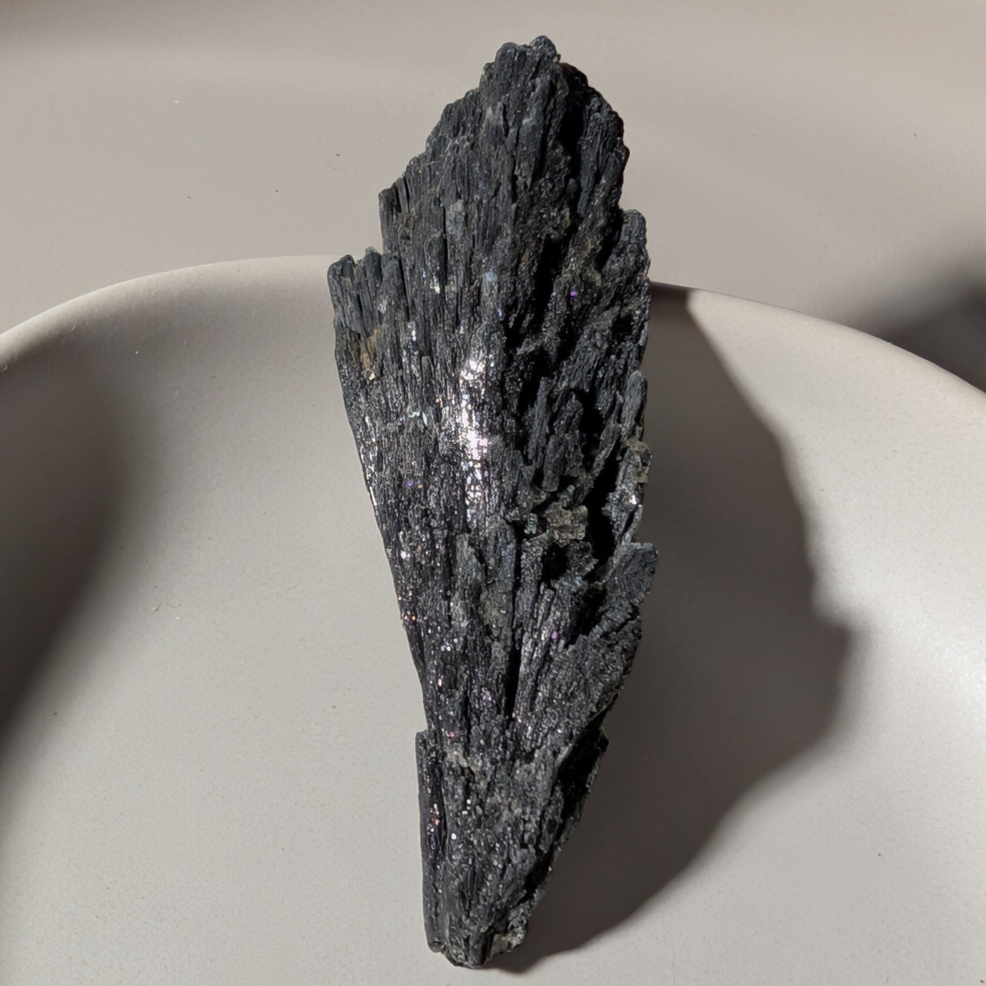 Schwarzer Kyanit Rohstein | Hexenbesen | Schutz & Erdung