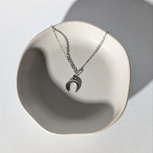 Silberne Mondsichel Kette (Edelstahl) von Temple of Desire, energetisch aufgeladen, in einer Keramikschale