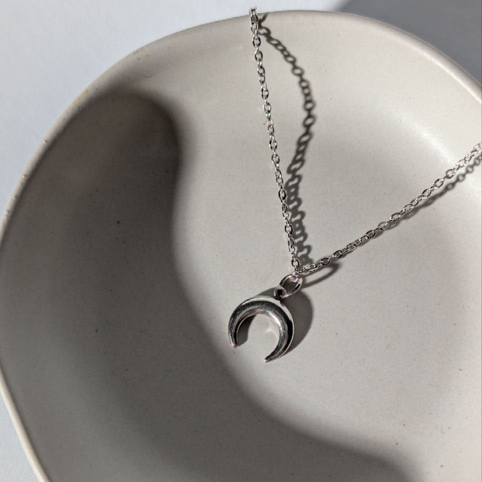 Silberne Mondsichel Kette (Edelstahl) von Temple of Desire, energetisch aufgeladen, in einer Keramikschale