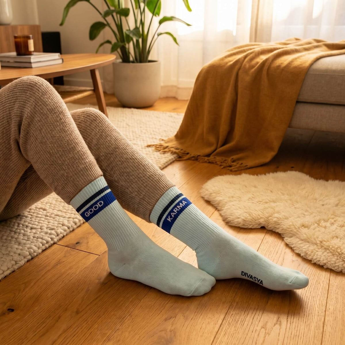 Füße in Good-Karma-Socken in entspannter Haltung