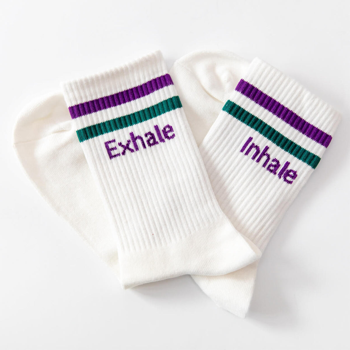 Paar Inhale-Exhale-Socken mit lila-grünen Streifen