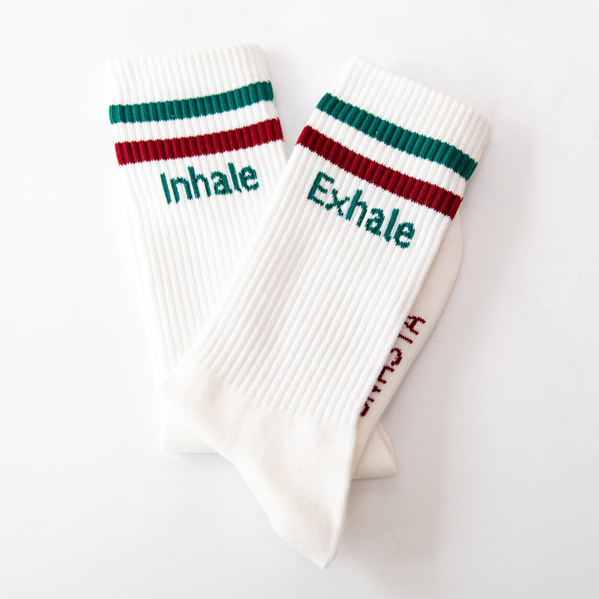 Paar Inhale-Exhale-Socken mit grün-roten Streifen