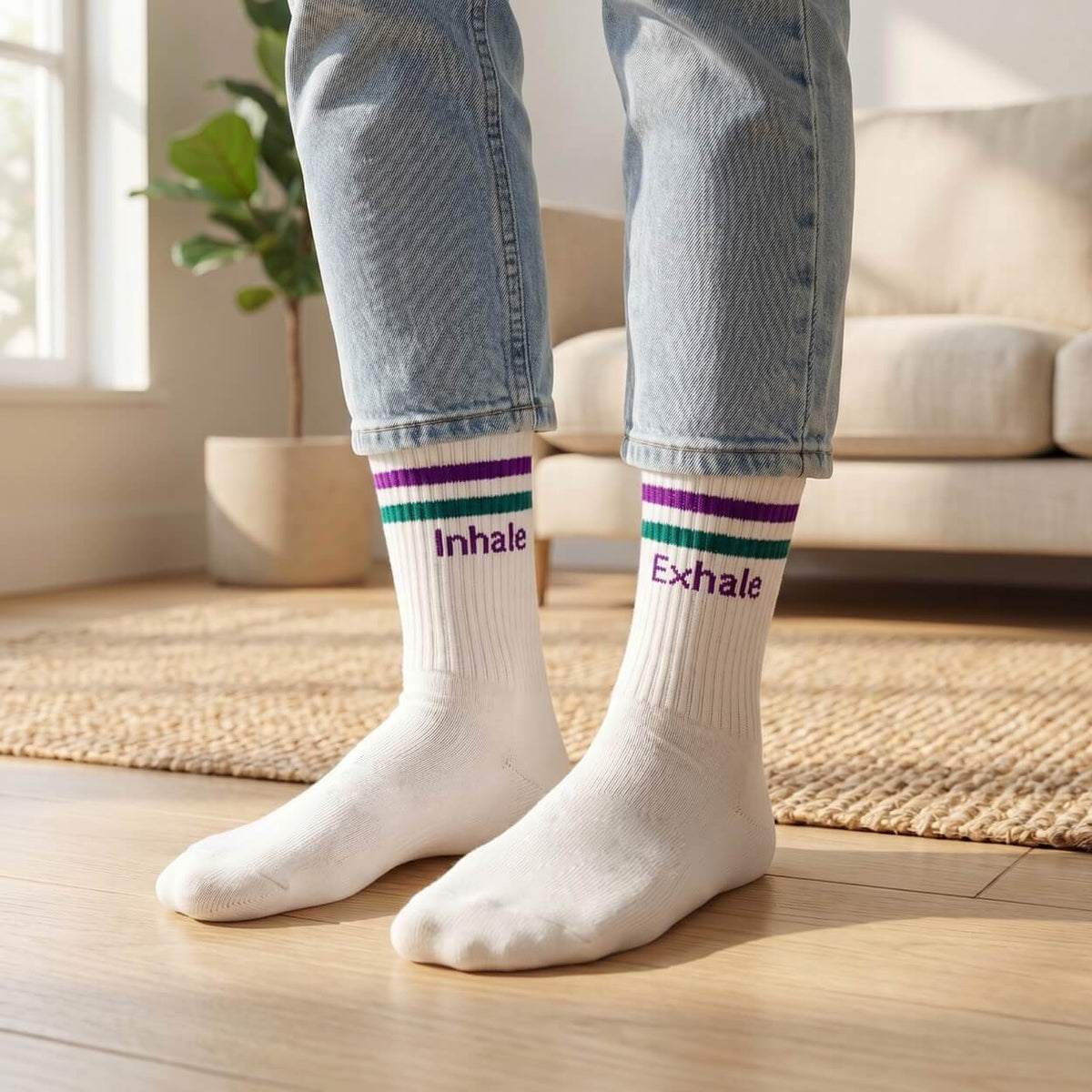 Yoga-Socken Inhale Exhale Purple an den Füßen im Wohnzimmer
