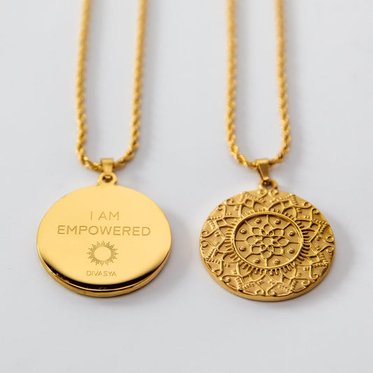 Vergoldete Mandala-Kette „I am empowered“ von Divasya-Yoga mit graviertem Mandala-Anhänger
