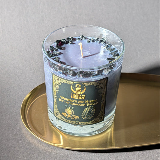 Spirituelle Schutzkerze mit Kristallen auf goldenem Tablett