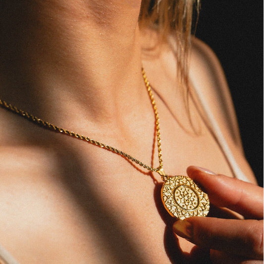 Vergoldete Mandala-Kette „I am loved“ von Divasya-Yoga mit graviertem Anhänger