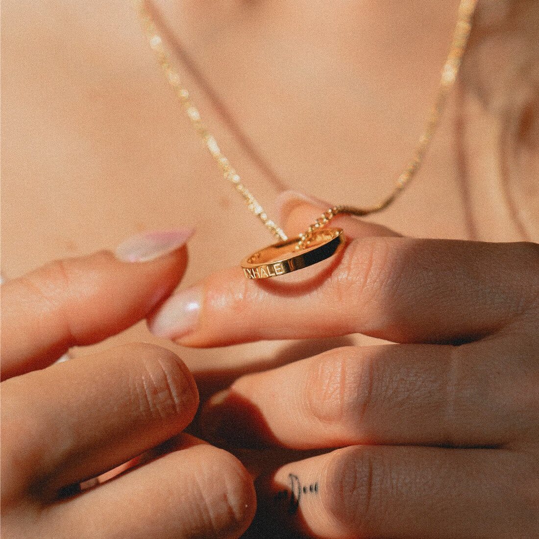 Spiritueller Yoga-Schmuck Kette mit Ring am Model getragen