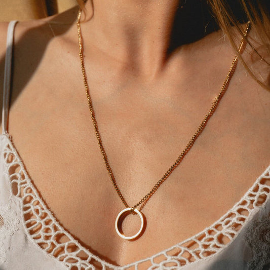 Vergoldeter Ring der Kette einzeln in der Hand gehalten