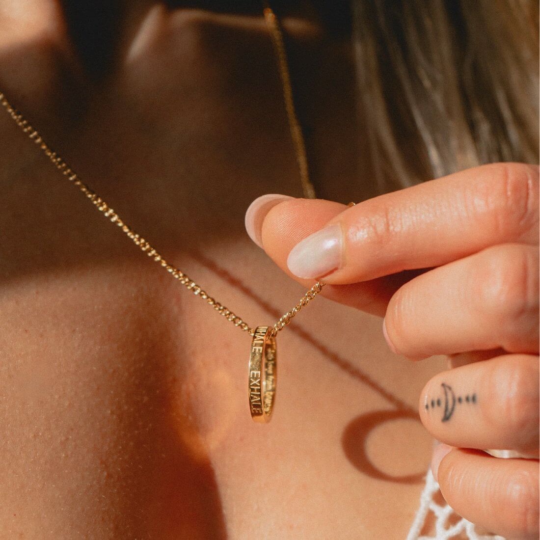 Kette mit Ring Inhale Exhale getragen