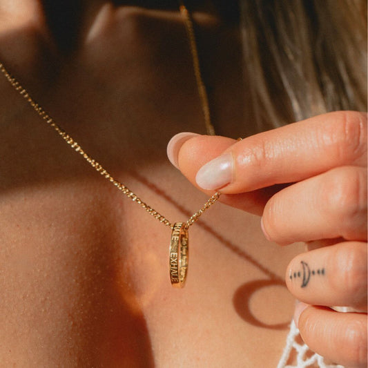 Kette mit Ring Inhale Exhale getragen