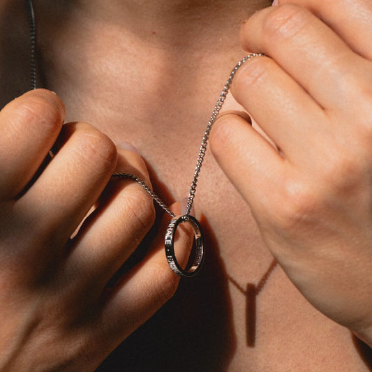Ringkette „Inhale – Exhale“ getragen über schlichtem Oberteil