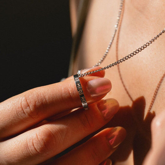 Kette mit graviertem Ring 'Be here right now' in Silberoptik