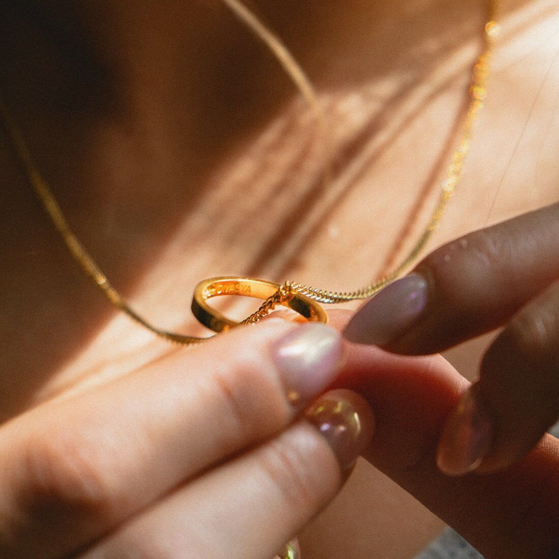 Spiritueller Yoga-Schmuck mit Mantra-Gravur getragen