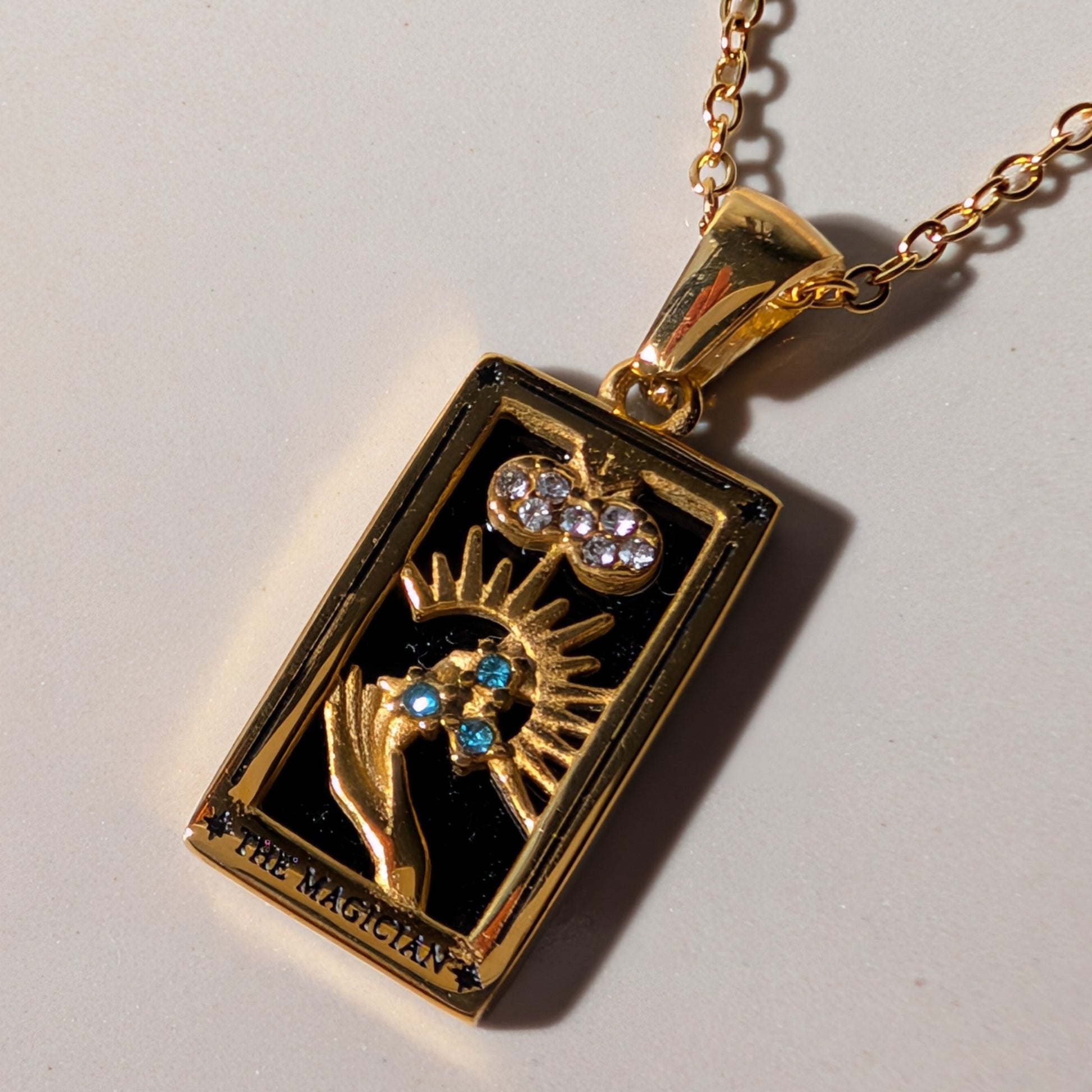 Spiritueller Schmuck: Goldene Tarotkarte Magier mit Zirkonia Stein